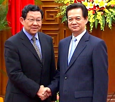 Prime Minister Nguyen Tan Dung (R) meets with Chinese Minister of Commerce Chen Deming on August 23. Prime Minister Nguyen Tan Dung (R) meets with Chinese Minister of Commerce Chen Deming on August 23.